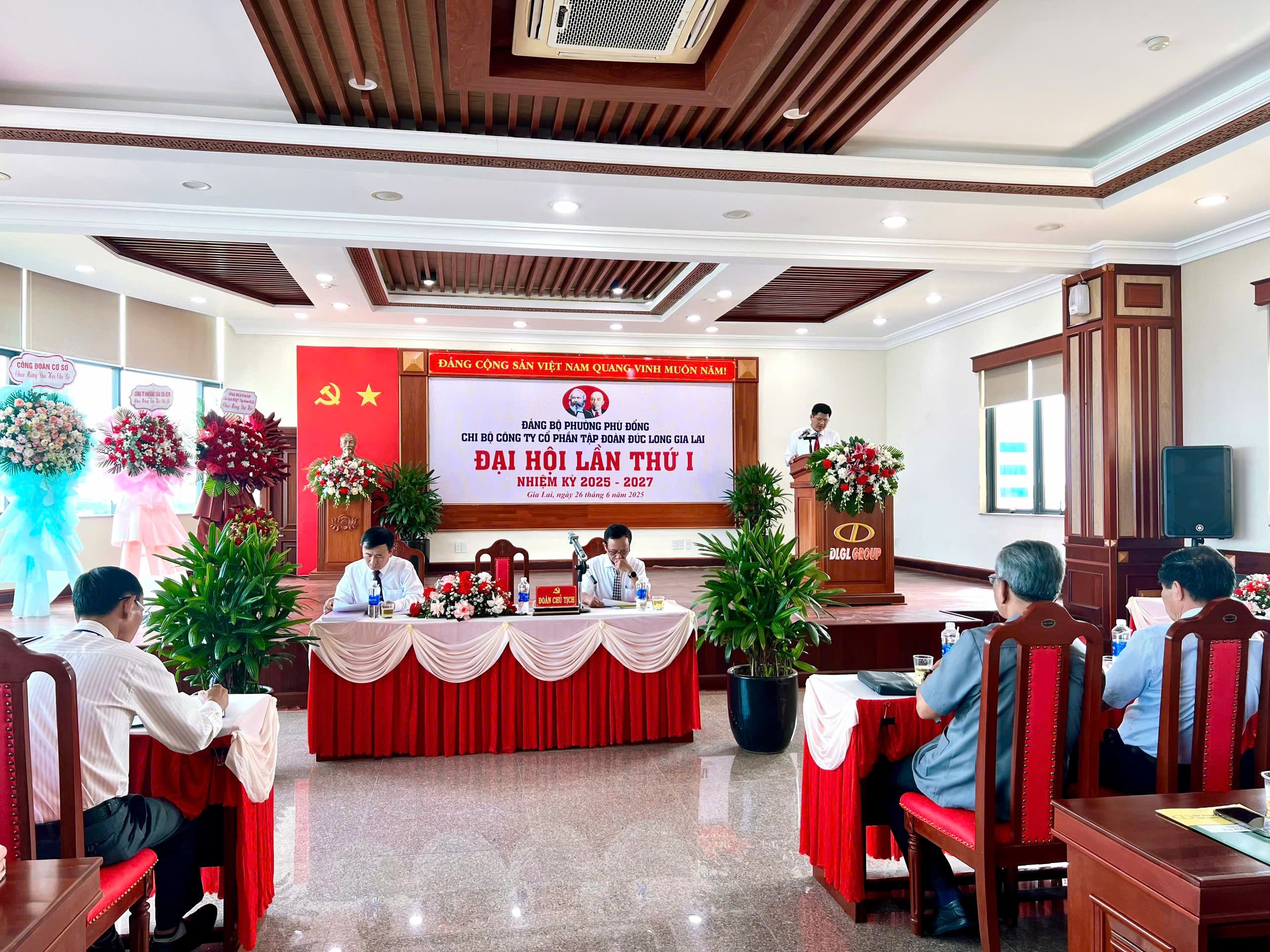 Đồng chí Vũ Văn Tin đọc diễn văn khai mạc Đại hội
